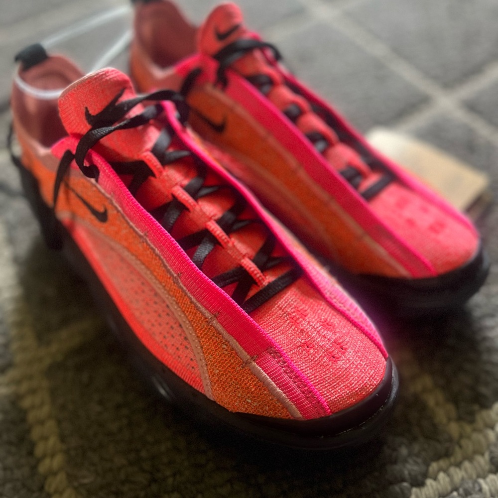 Nike Flyknit Bloom in Bright Crimson. Beautiful Bold colors 🌅🎆 NWOT